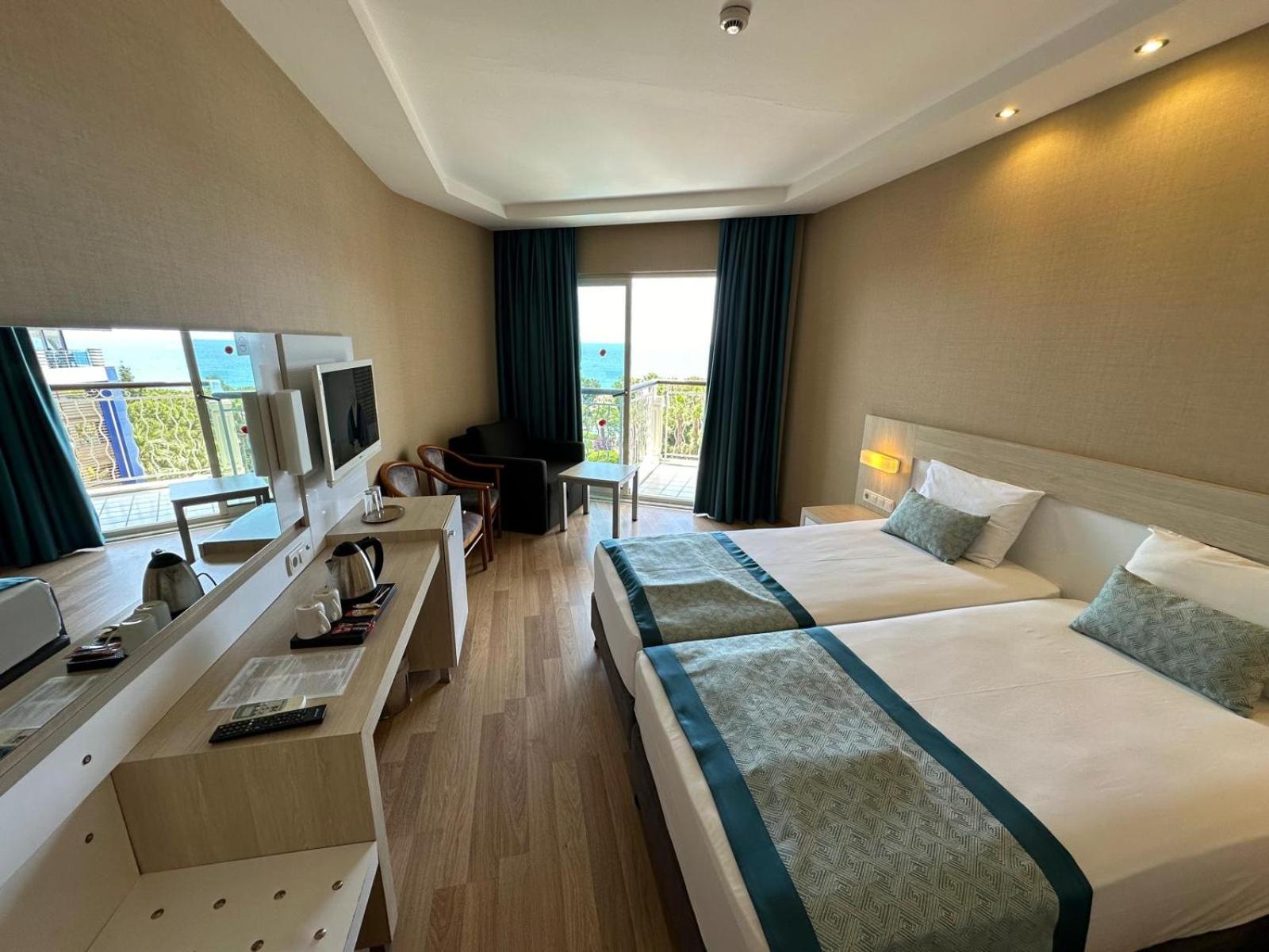 Double Room with Balcony and Sea View,642819666:JPEG