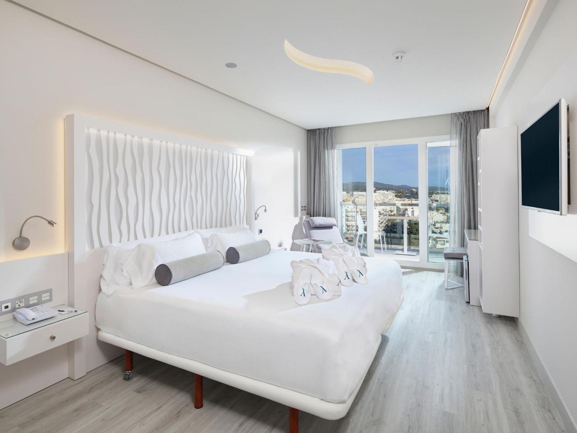Make it Happen Twin Room Lateral Sea View