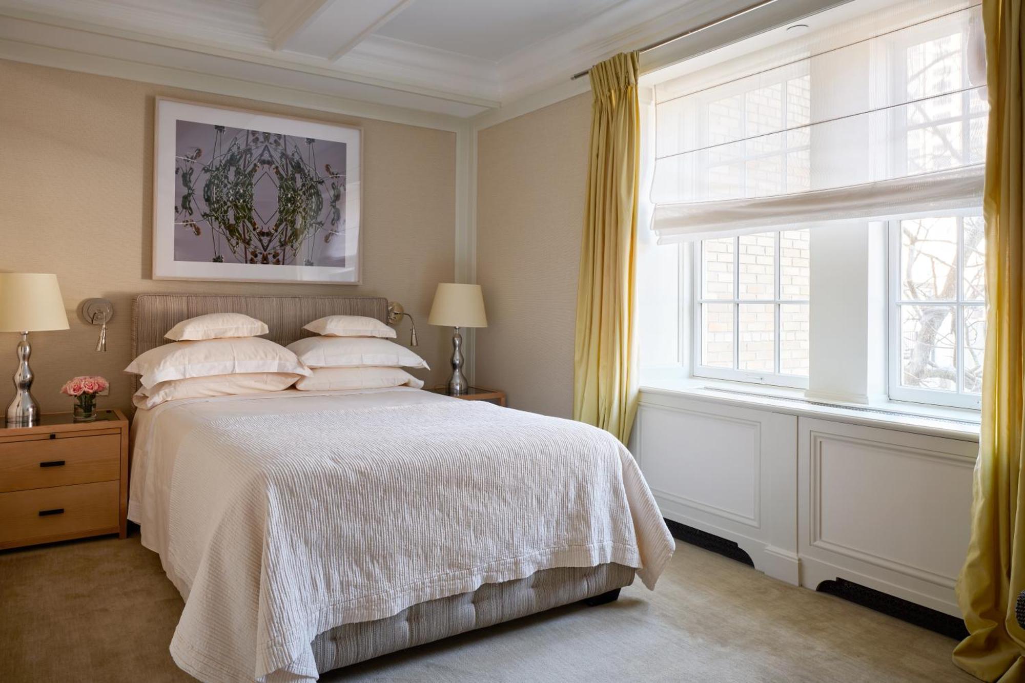 Superior Courtyard Queen Guest Room