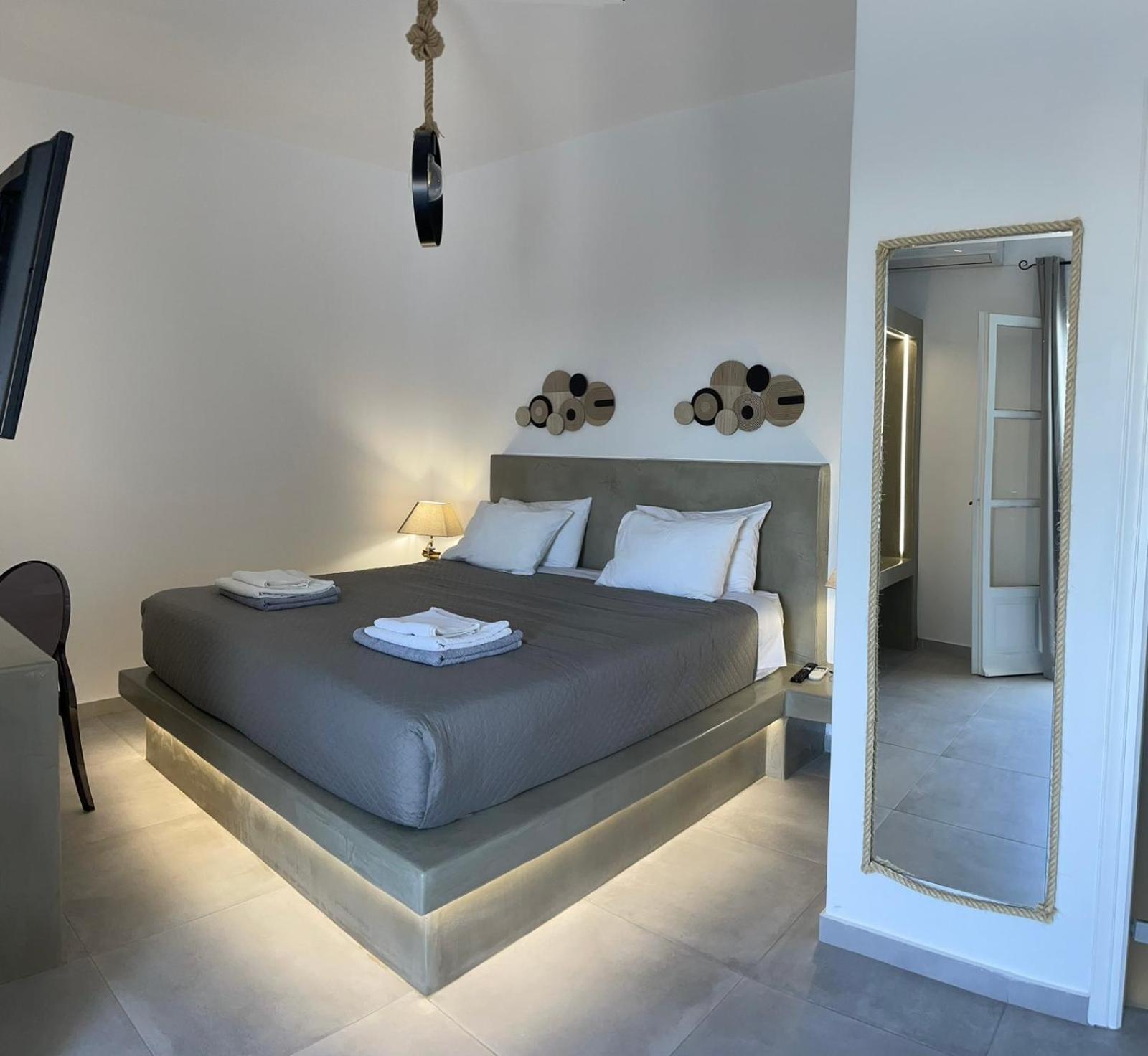 Luxury Double Room with Jacuzzi and Partial Sea View