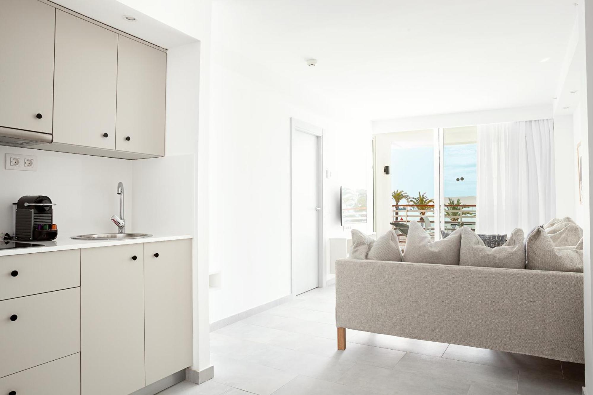 One-Bedroom Apartment Balcony Sea View