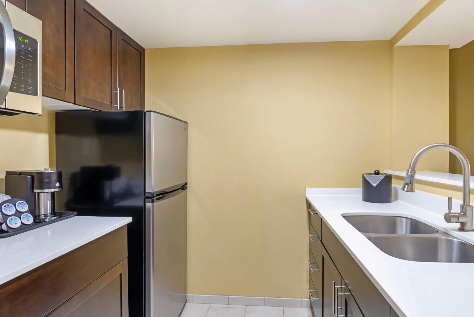 King Suite with Roll-In Shower - Disability Access