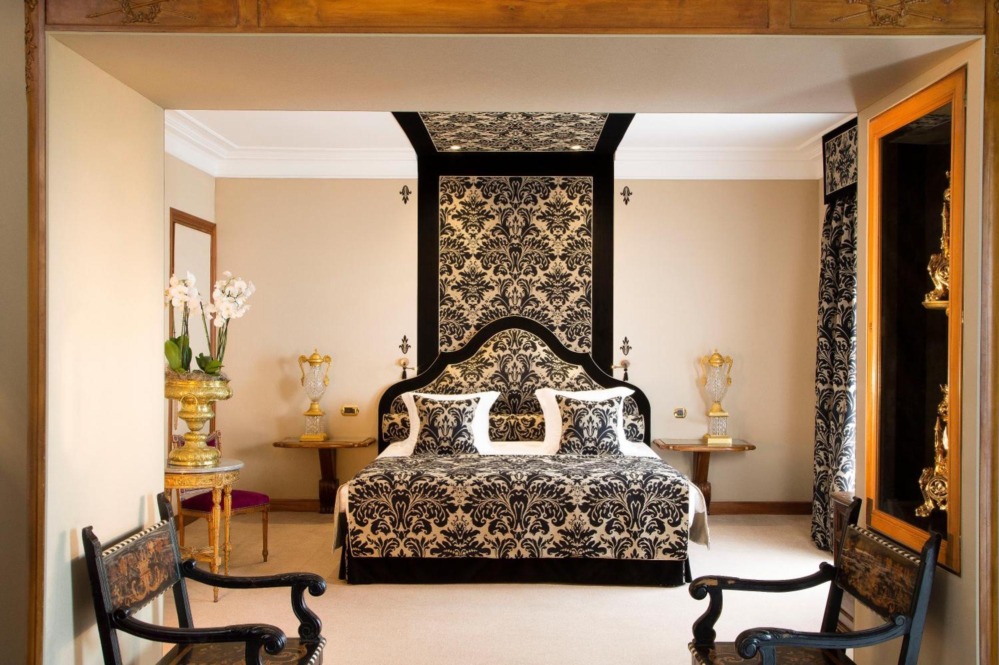 Deluxe Family Room - Courtyard view