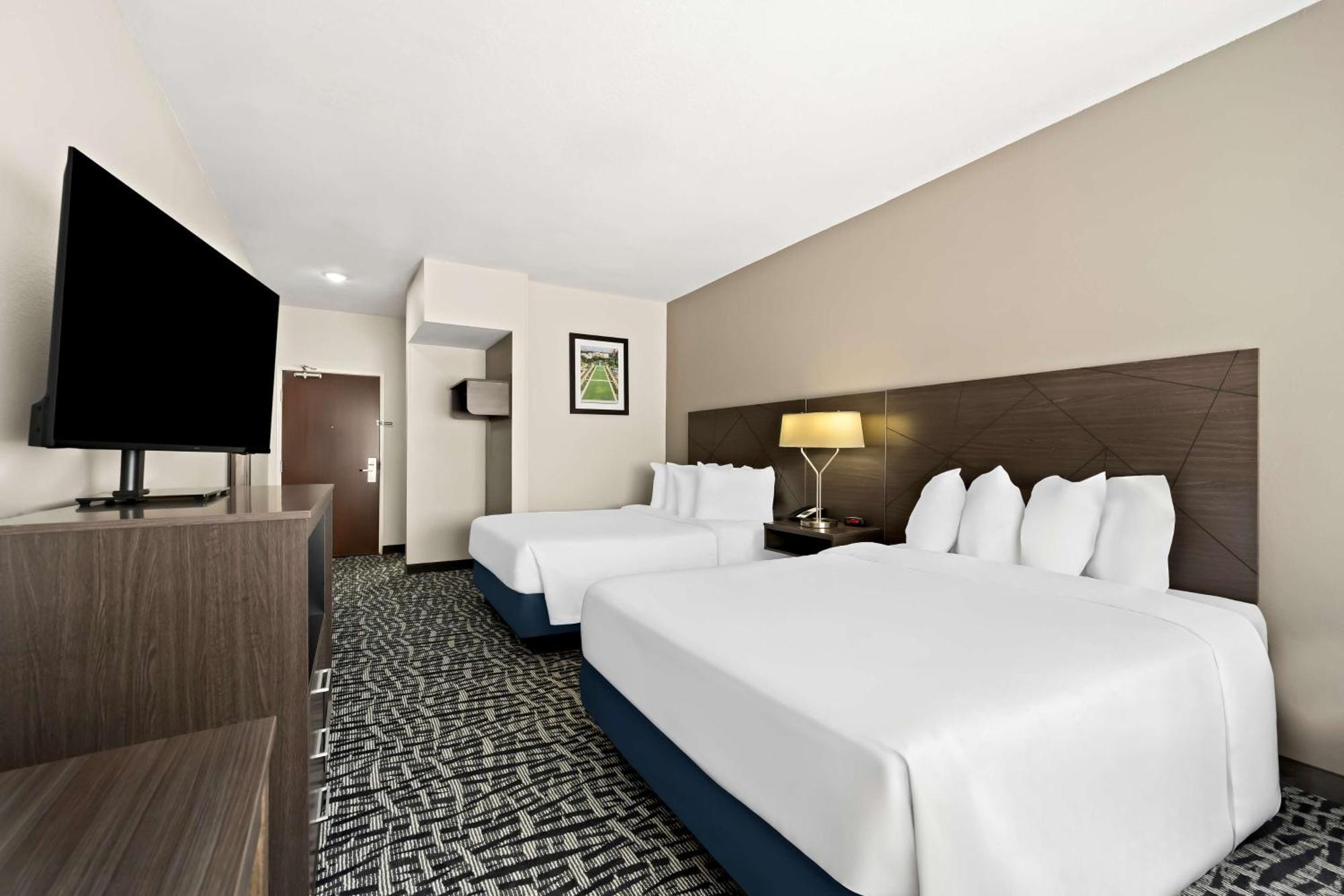 Queen Room with Two Queen Beds and Mobility Accessible Bathtub,1609723310:JPEG