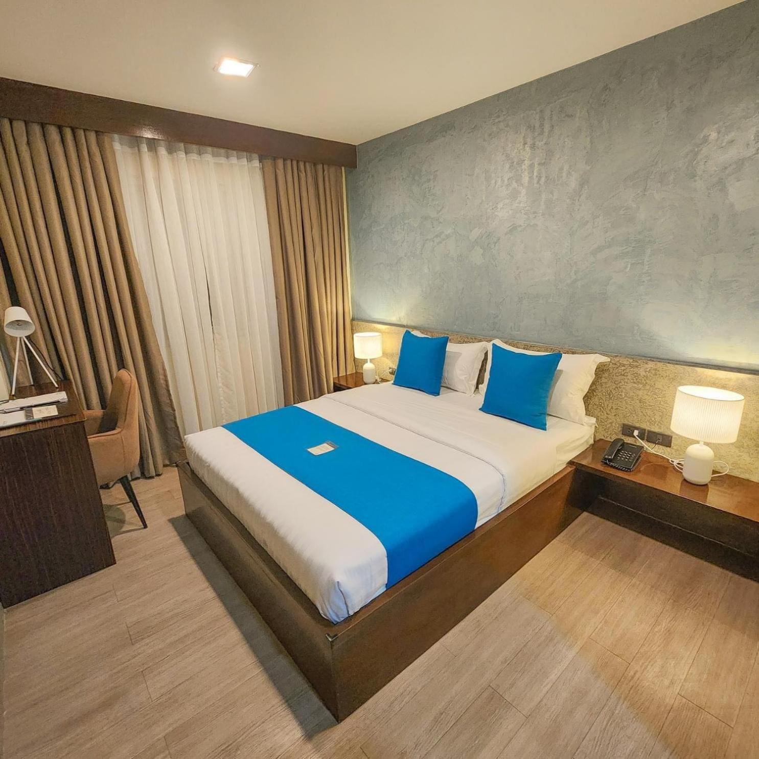 Deluxe Queen Room