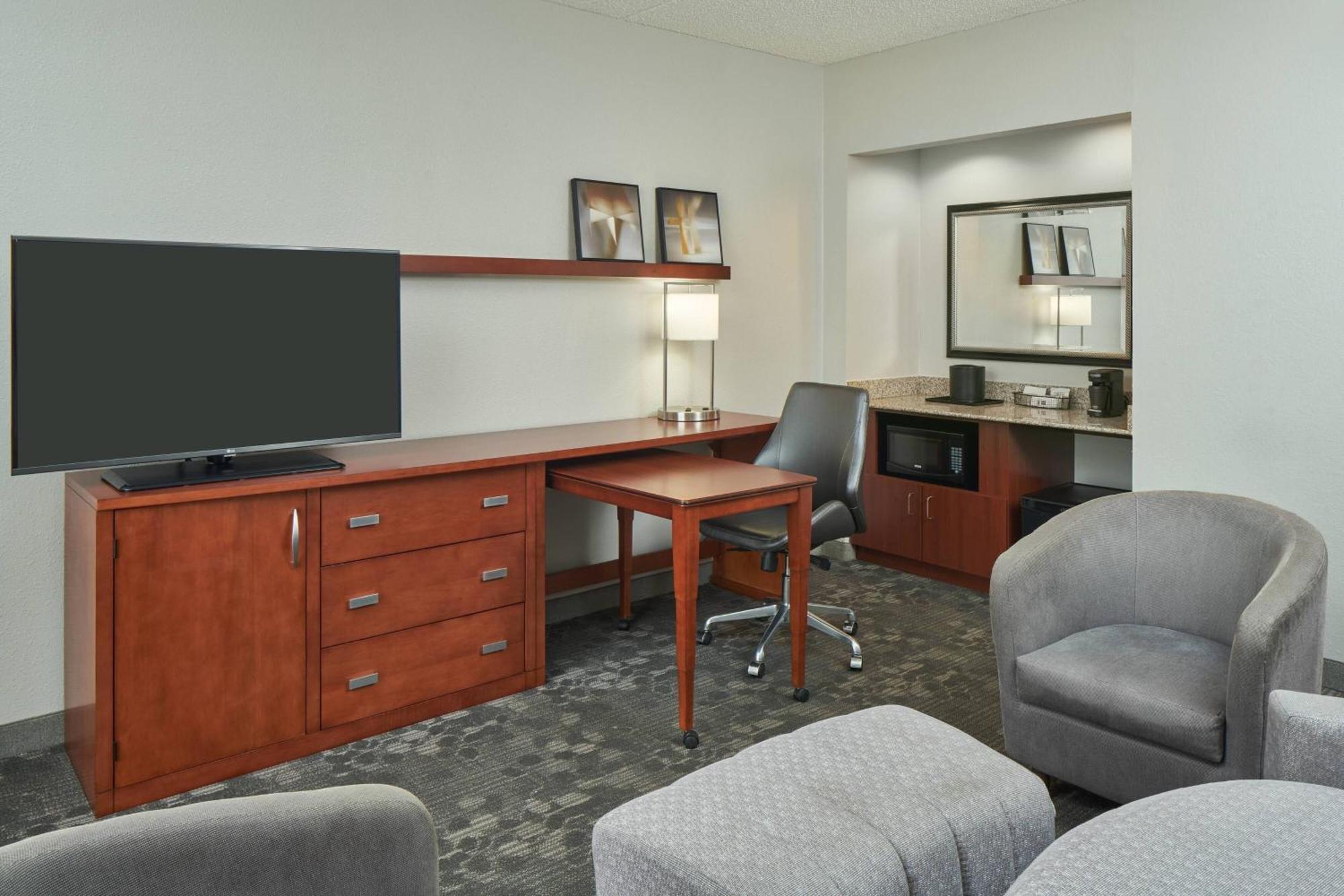 1 Bedroom Suite, 1 King, Sofa bed, Balcony,1632235886:JPEG