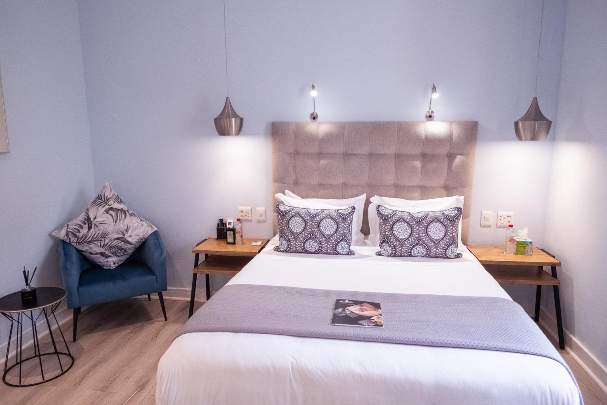 Deluxe Queen Room 4