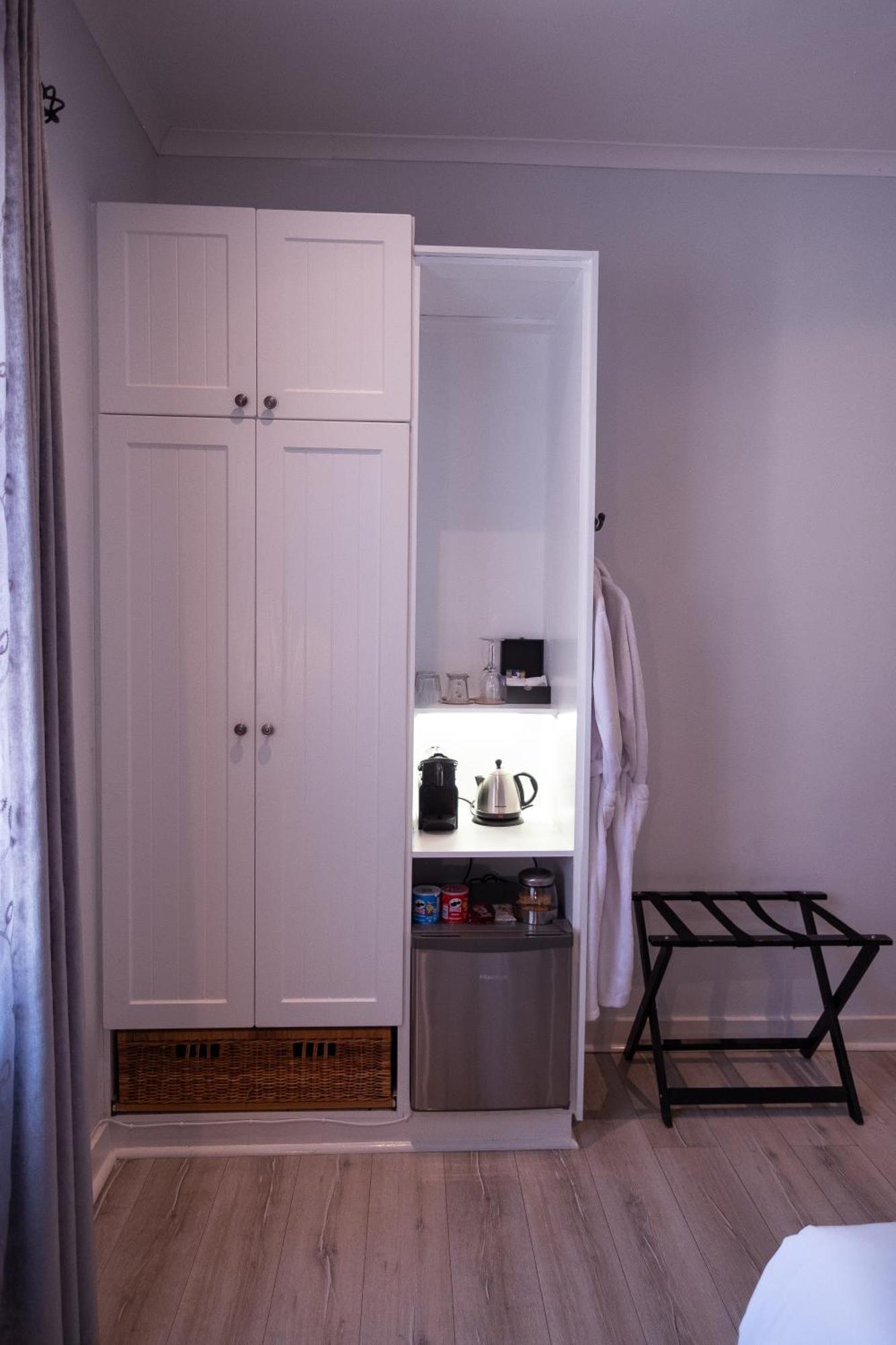 Standard Queen Room 3