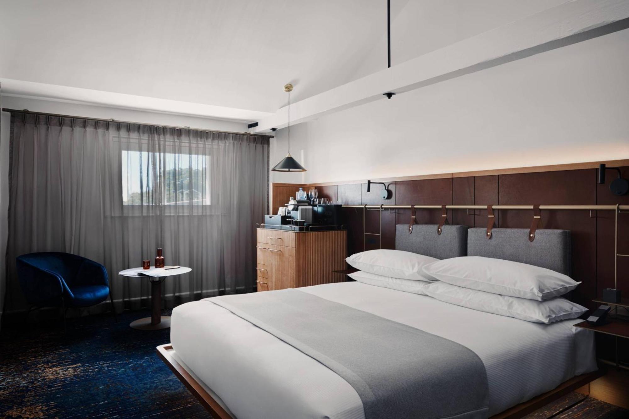 Bridge View Room