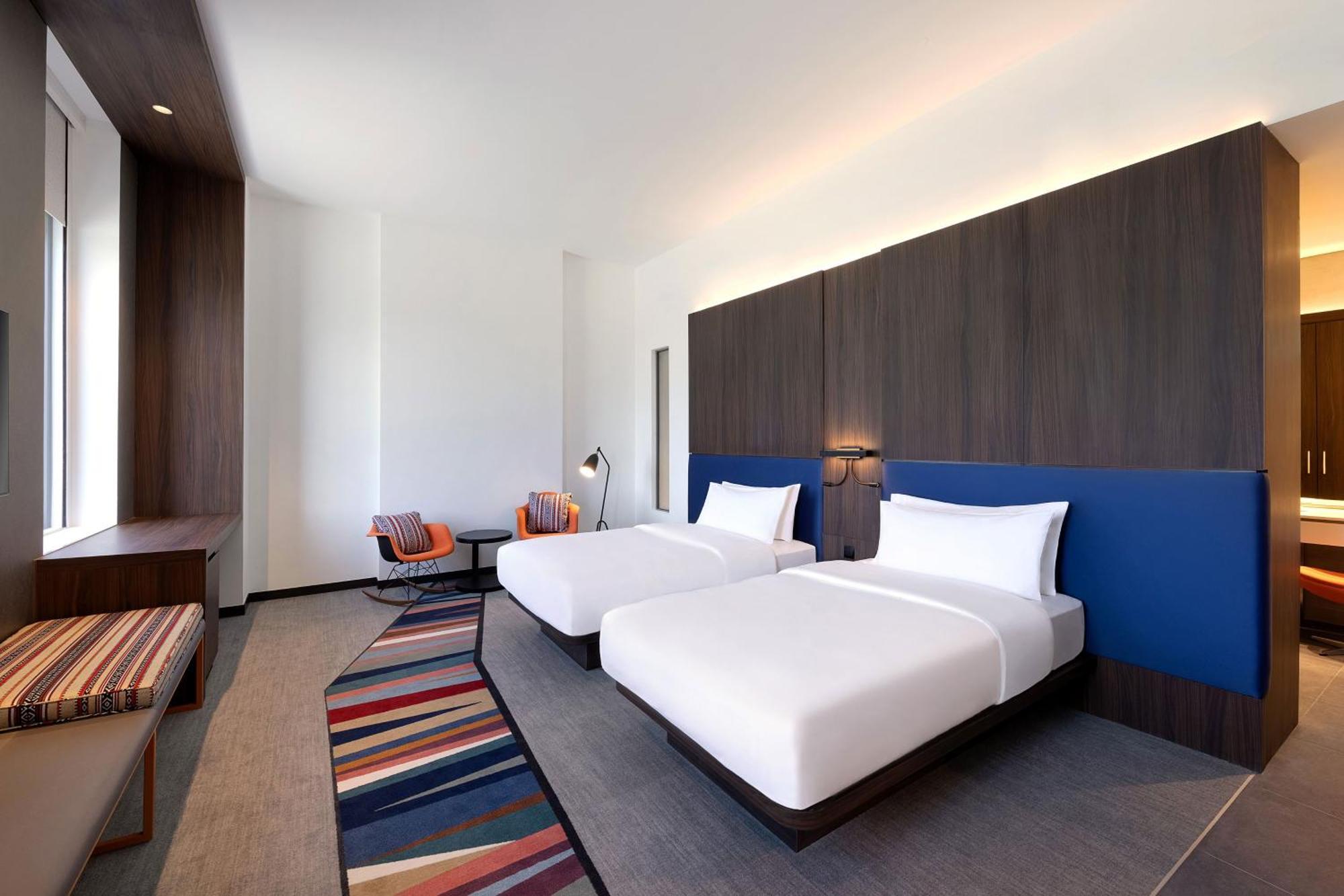 Savvy Guest Room with 2 Single Bed