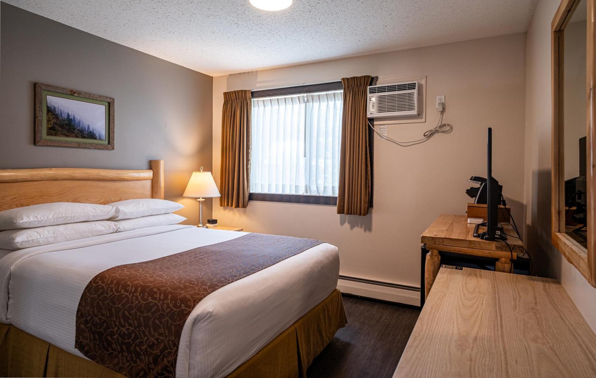 Deluxe Queen Room Non-Pet Friendly