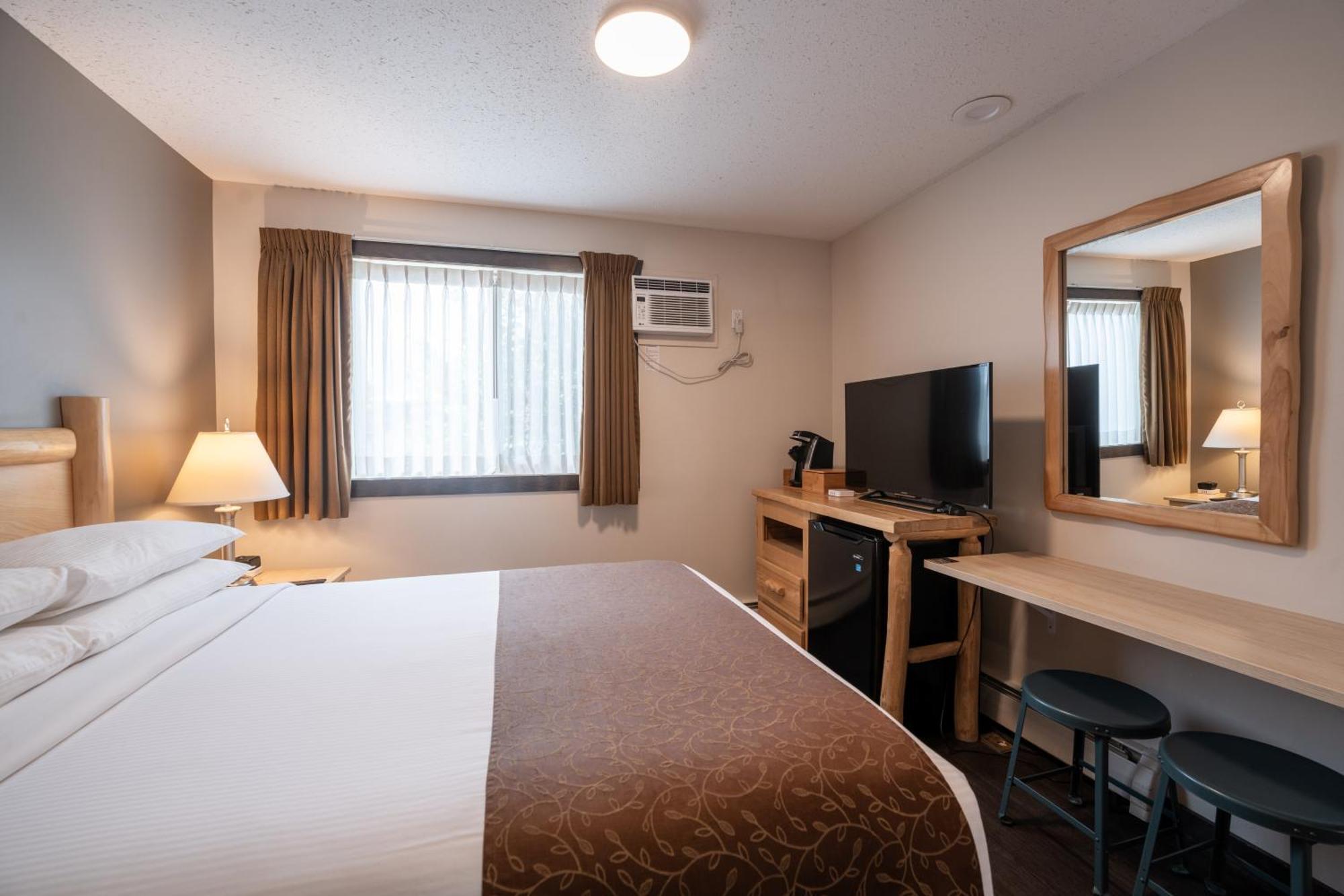 Deluxe Queen Room Non-Pet Friendly