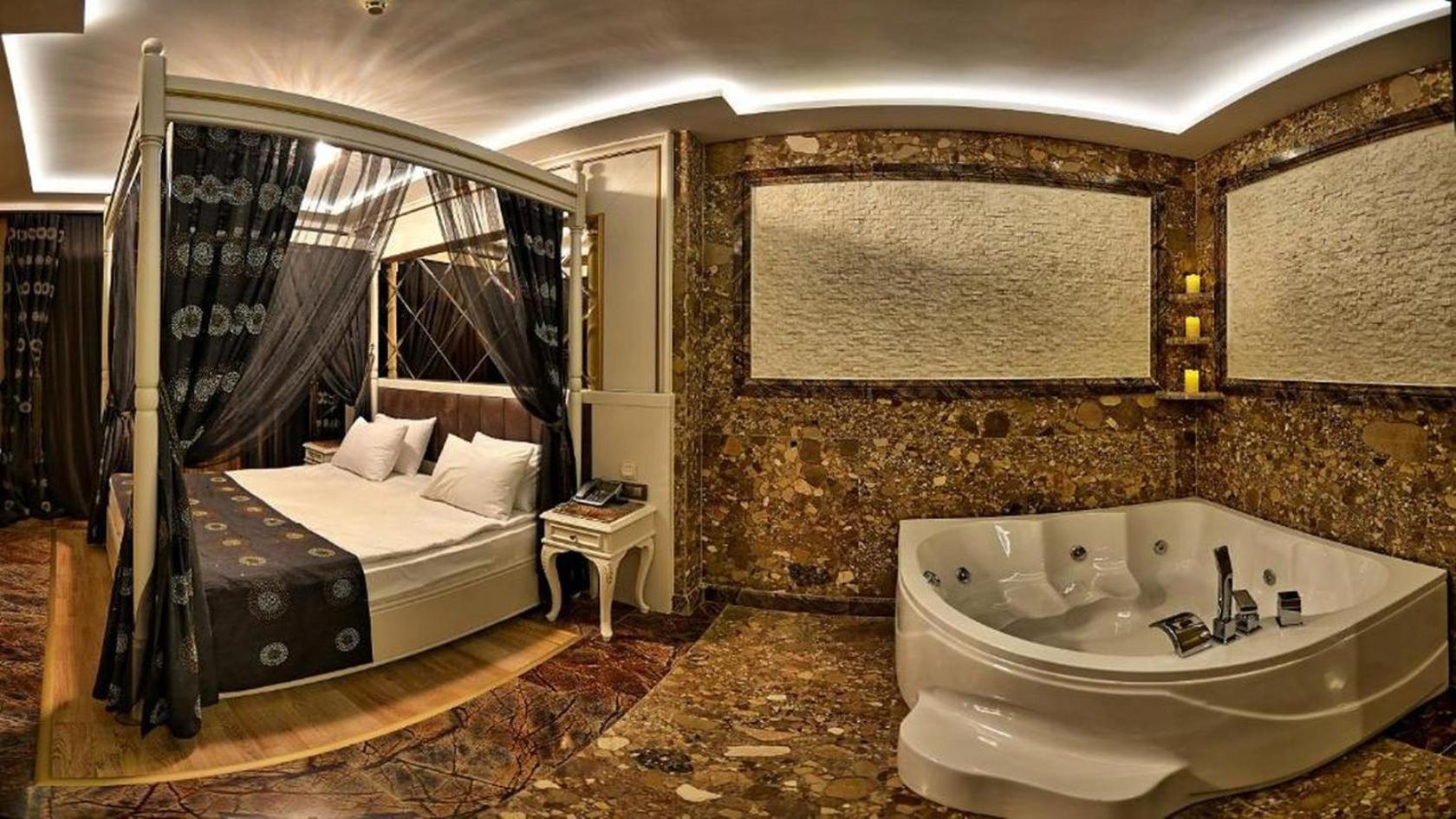 Deluxe Suite Spa Bath