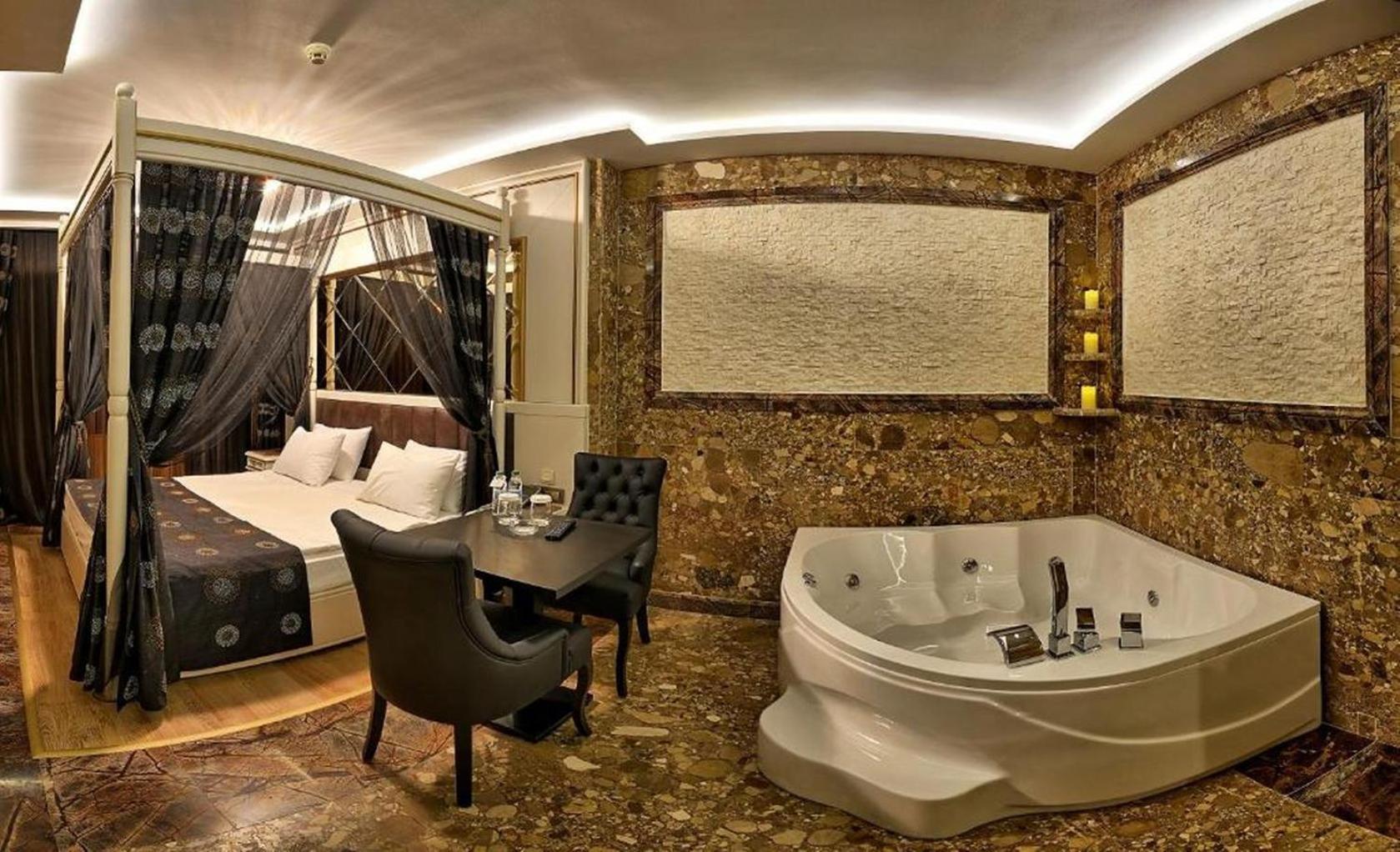 Deluxe Suite Spa Bath