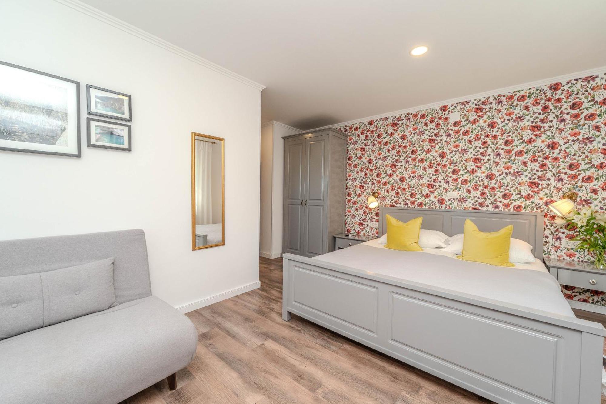 Deluxe Family Room Roses