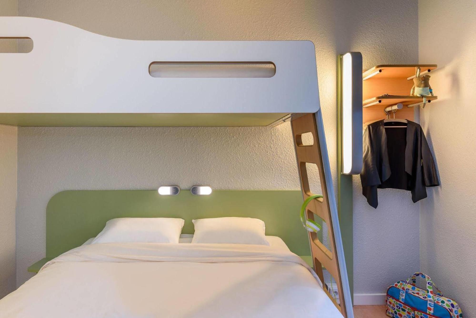 Habitación Triple con cama doble y litera
