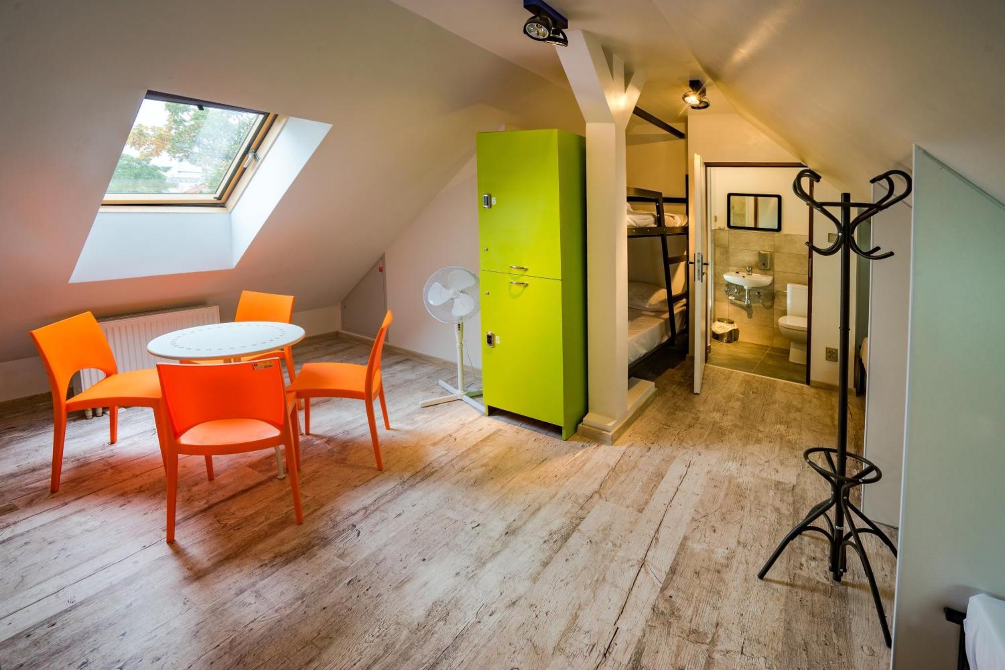 Posto Letto in Dormitorio Misto con 6 Letti