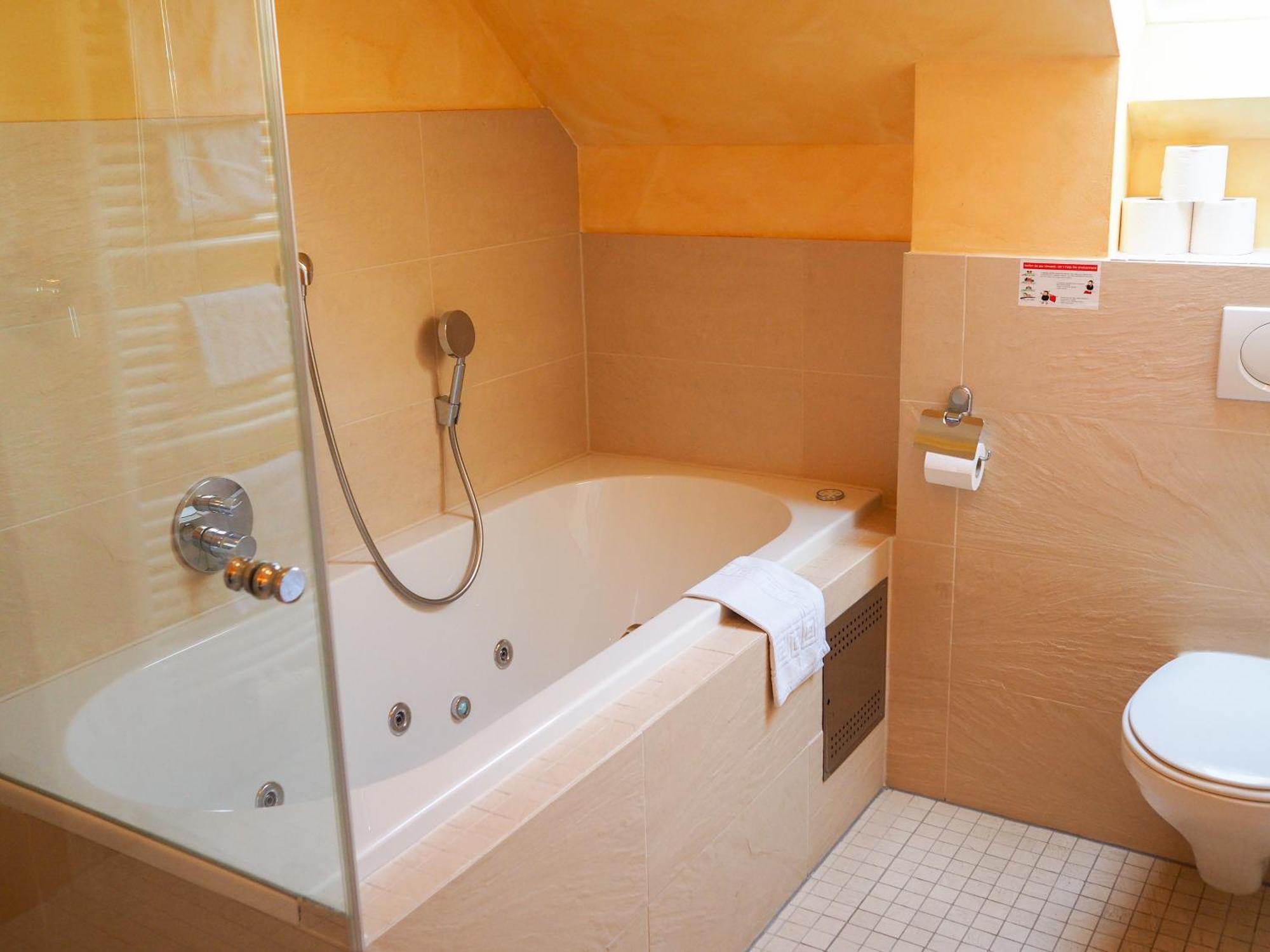 Family Room Bath,53960116:JPEG