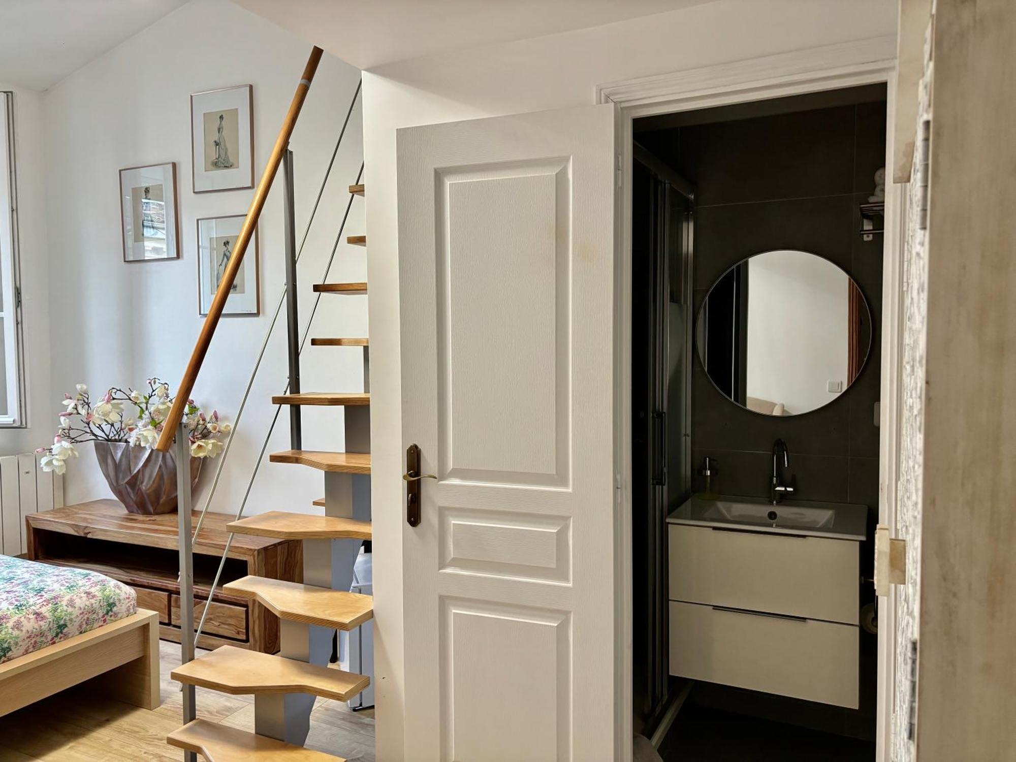 Deluxe Double Room Shower 3