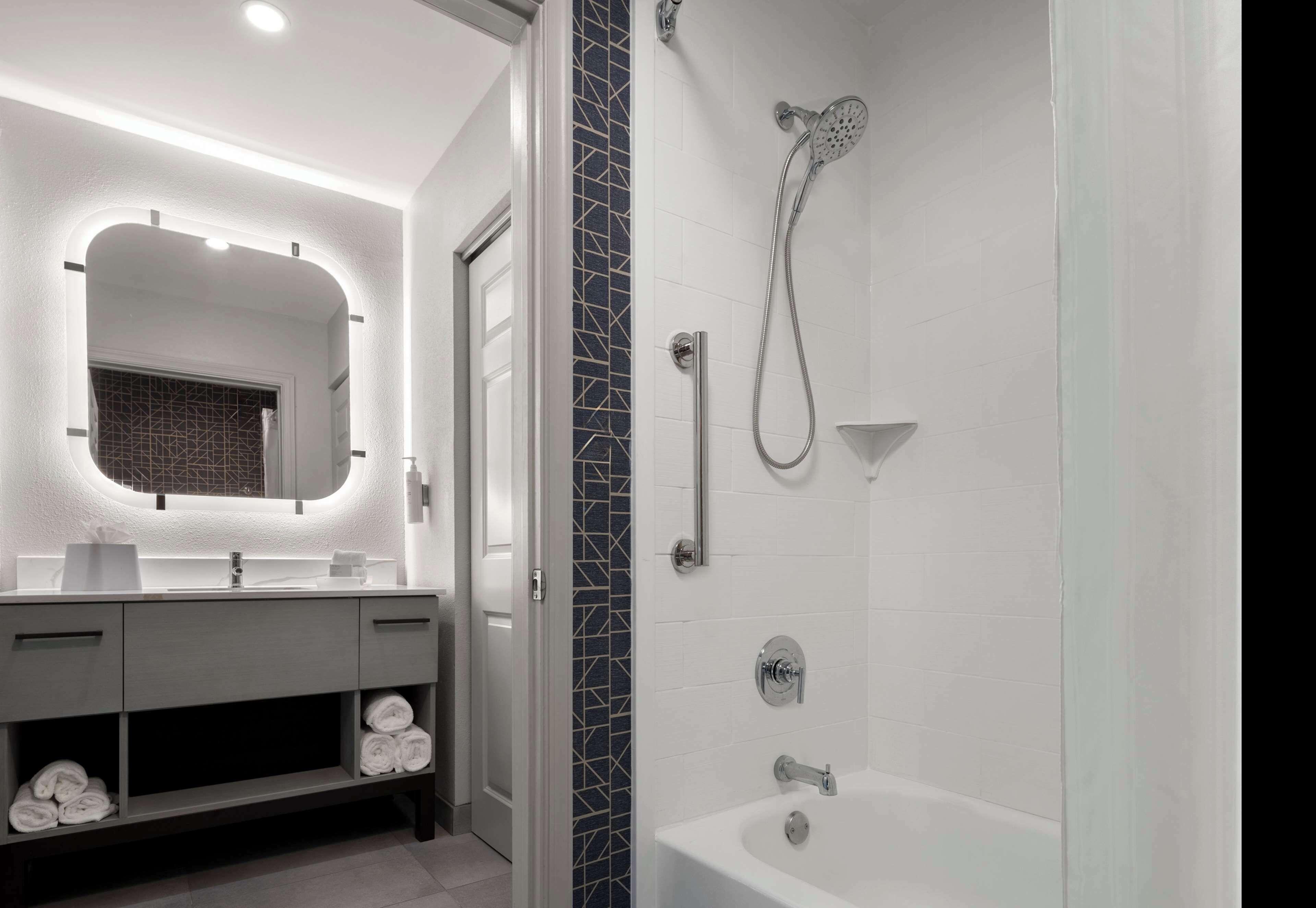 King Suite - Mobility Access/Non-Smoking,1591488057:JPEG