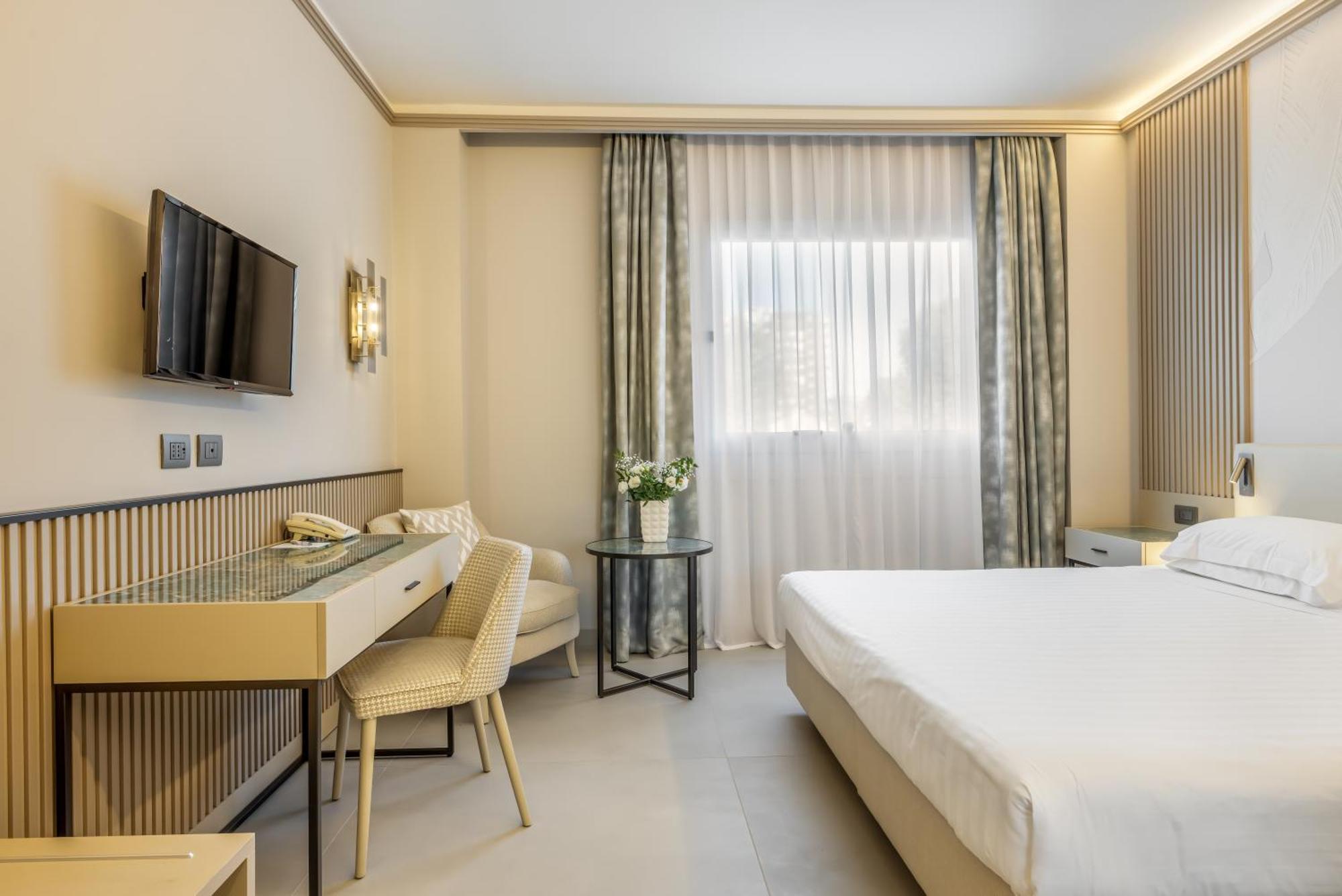Deluxe Double Room Shower