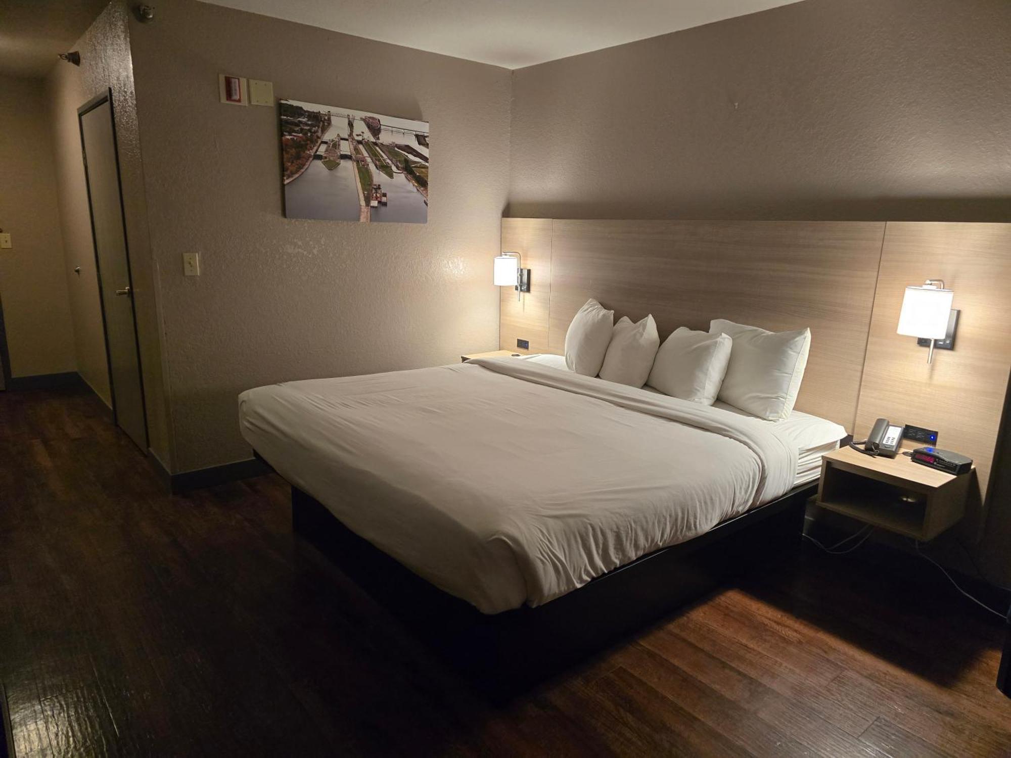 King Room with Roll-in Shower - Mobility Access/Non-Smoking,1746879371:JPEG