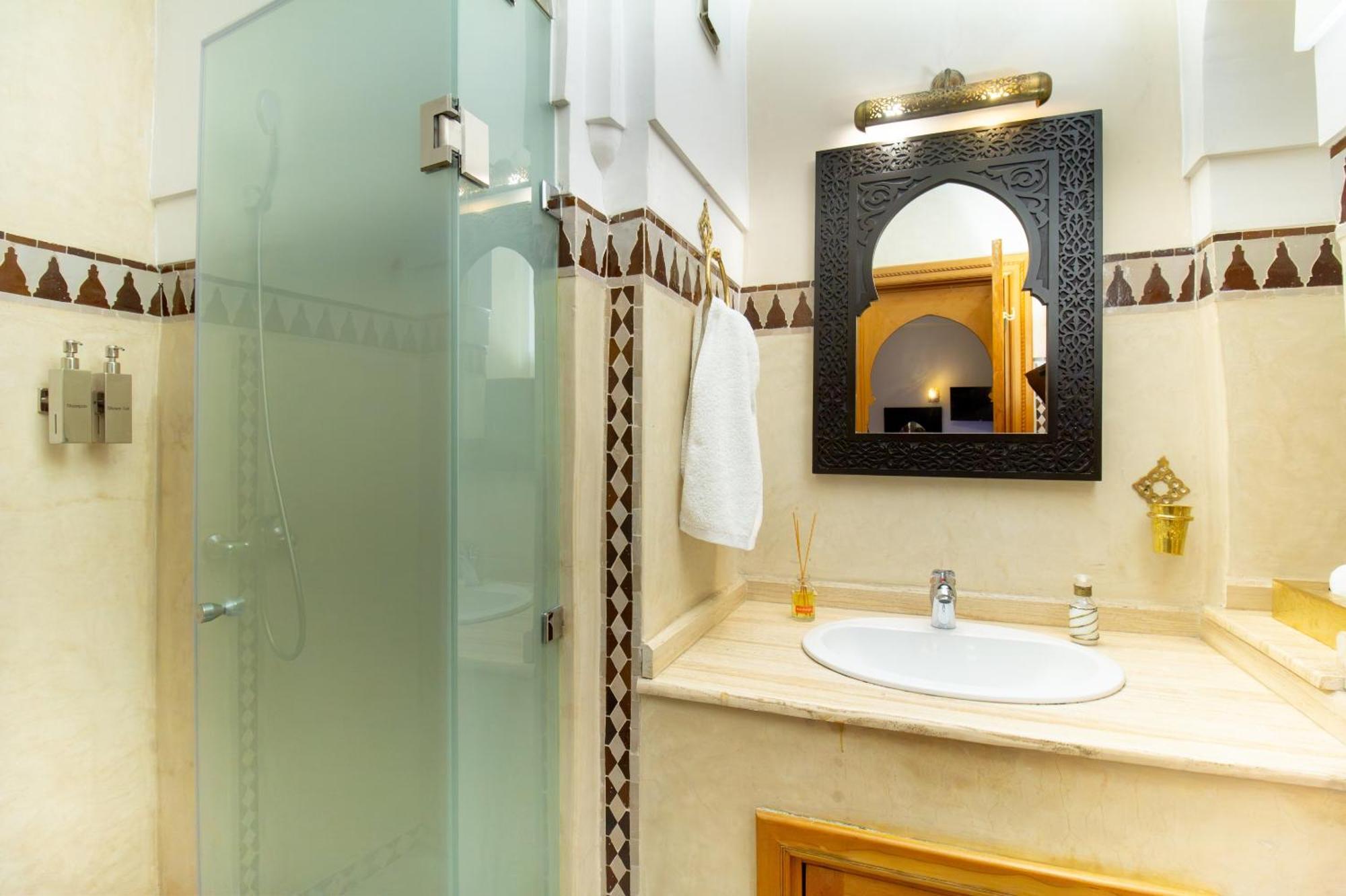 Deluxe Double Room Shower