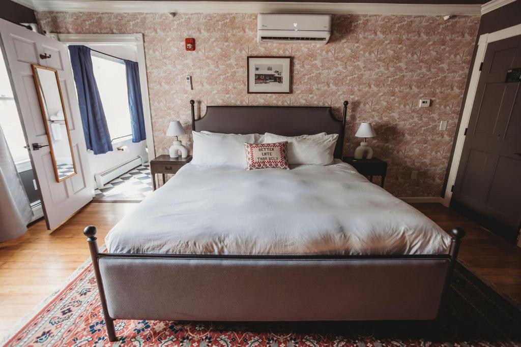 King Room with Roll-In Shower - Disability Access,1765316323:JPEG