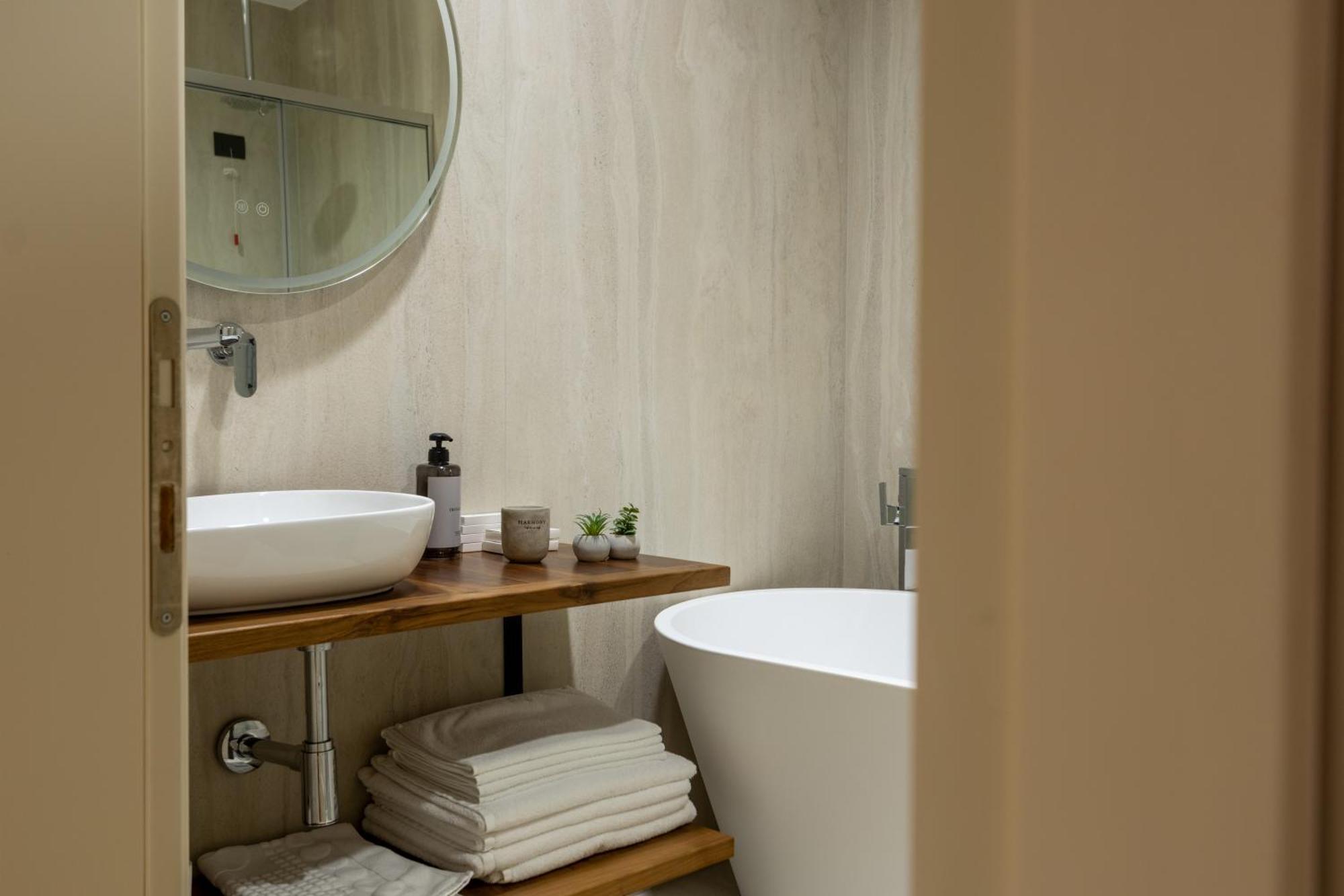 Deluxe King Suite