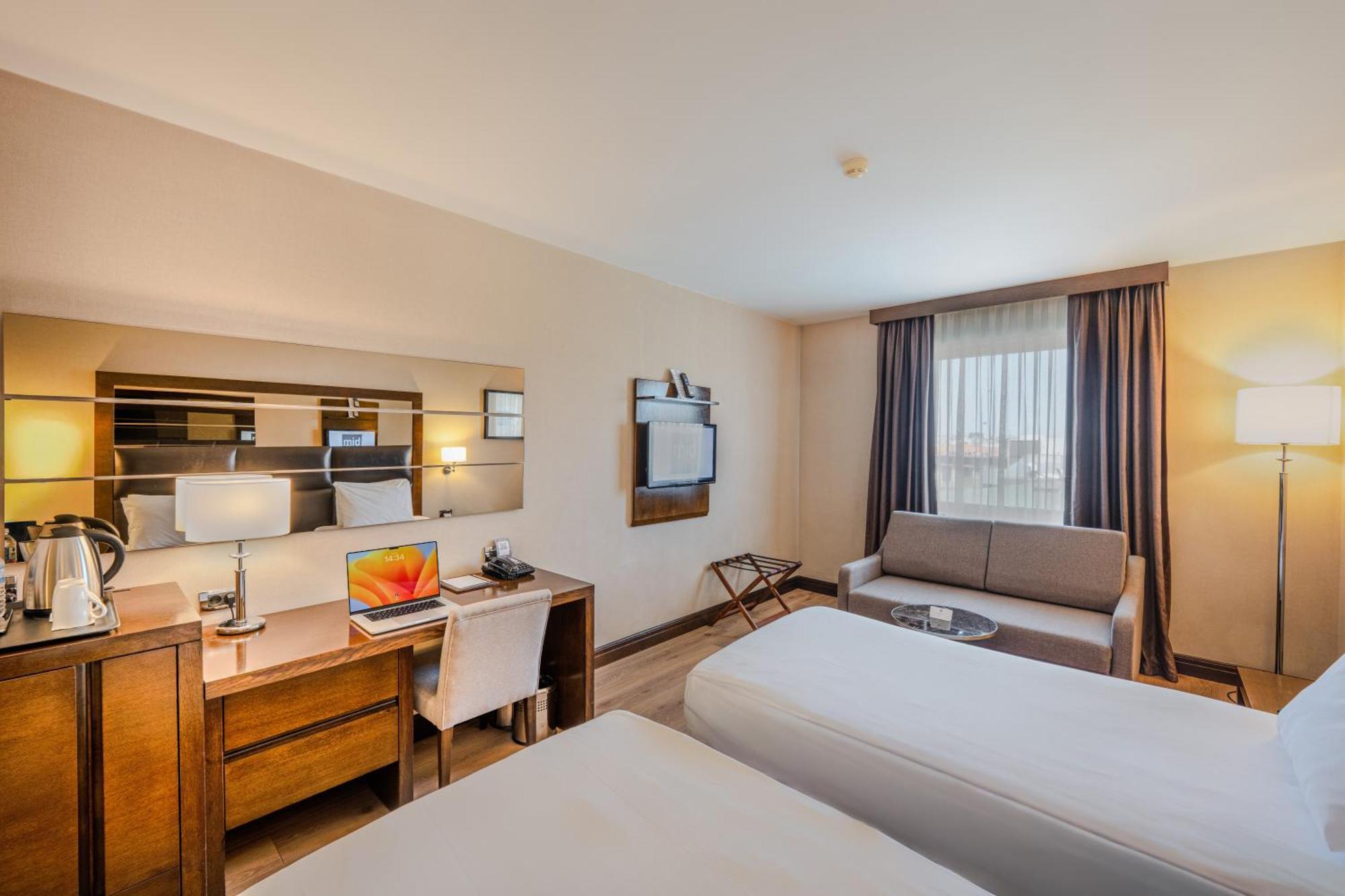 Deluxe Family Room