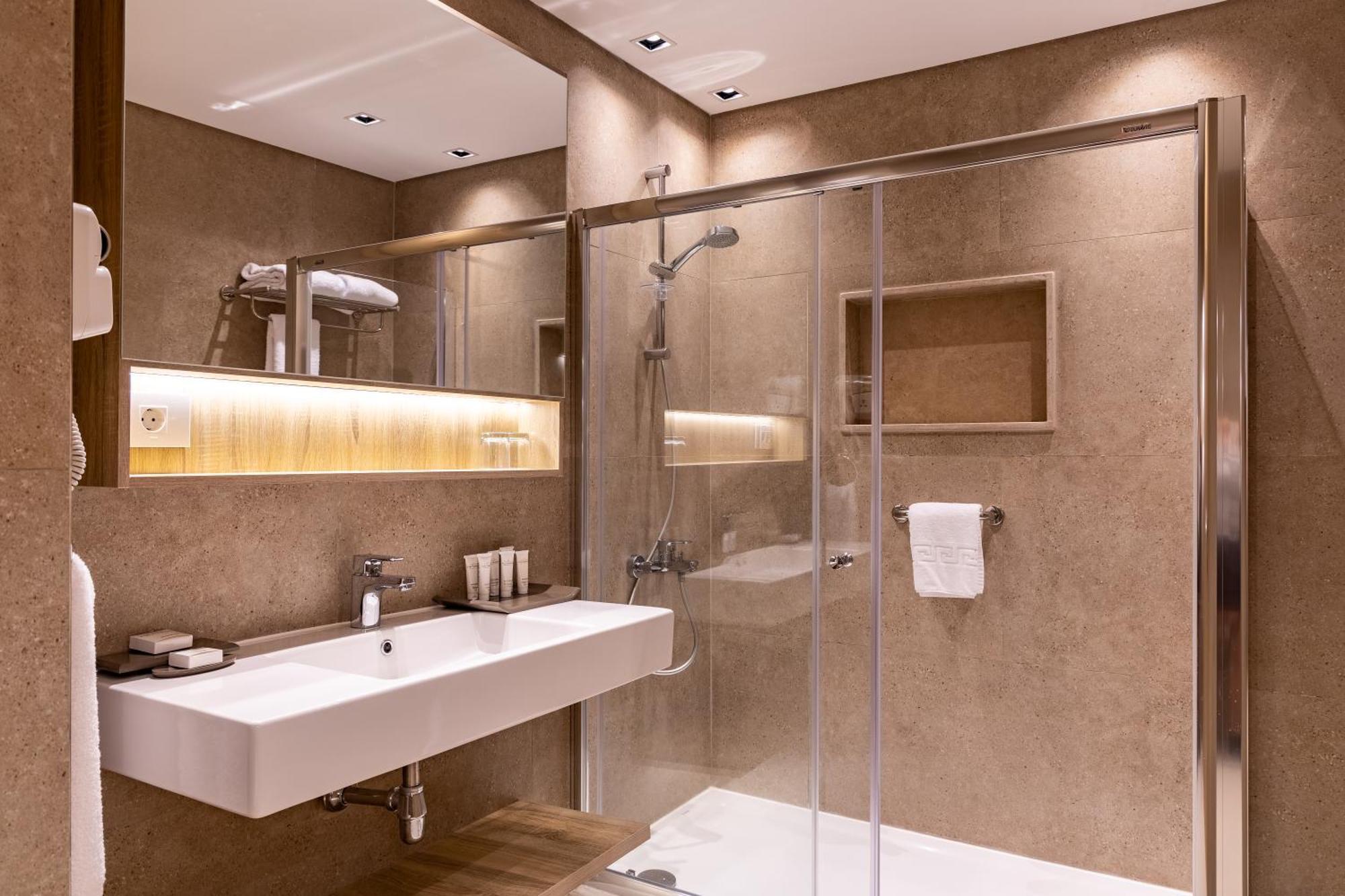 Comfort Room West Bay Adults Only 16