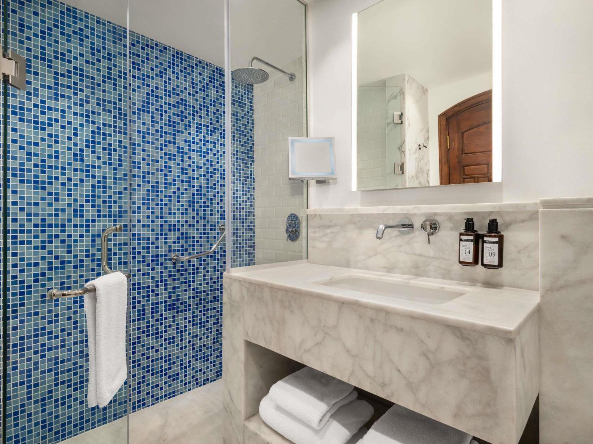 Classic Queen Room Partial Sea View