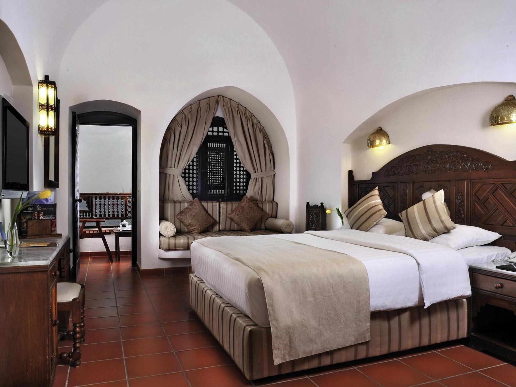 Classic Queen Room Partial Sea View