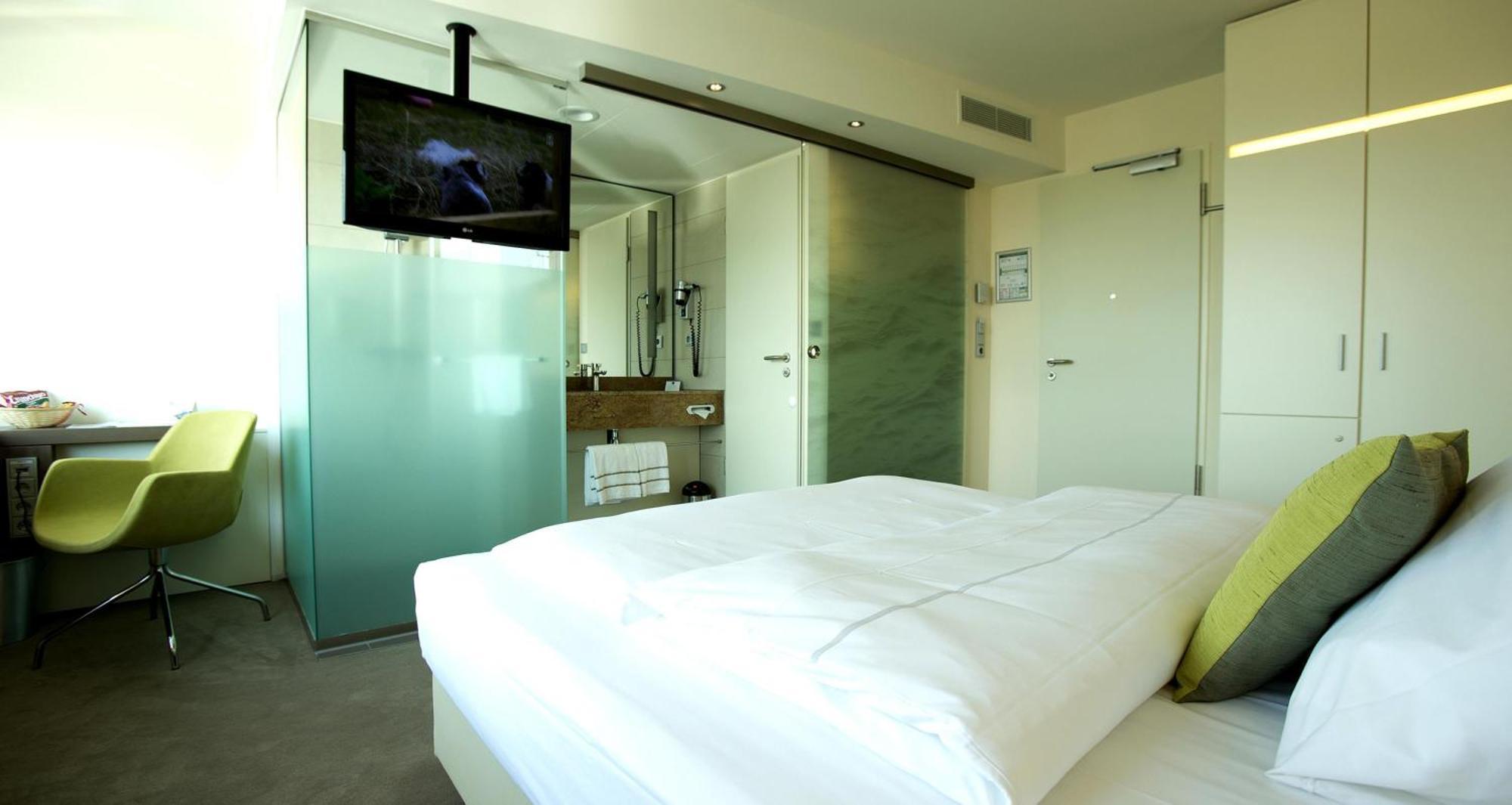 Queen Room One Queen Bed