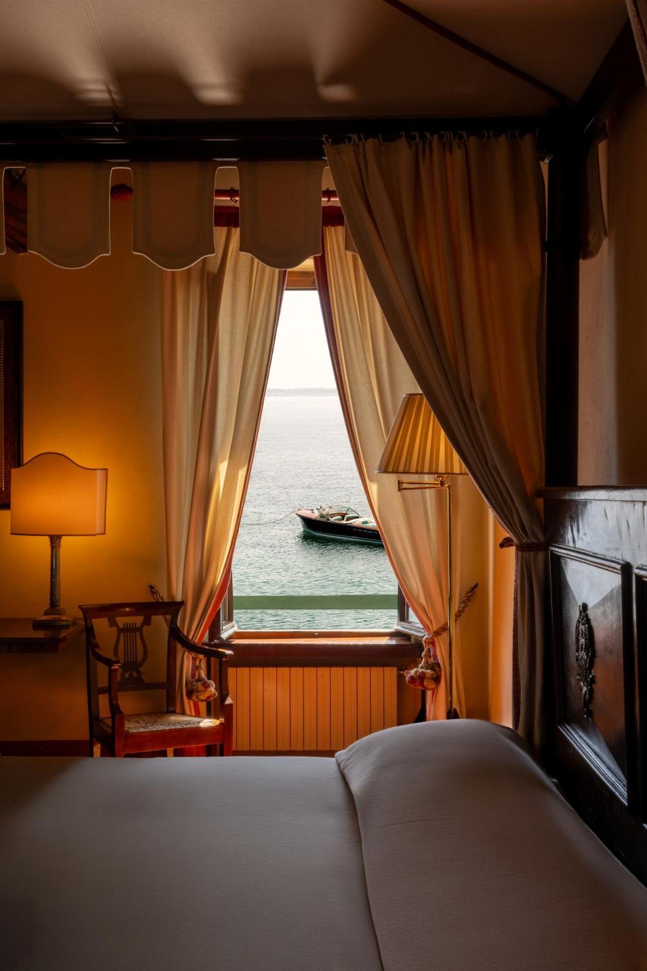 Suite Deluxe con Vista Lago