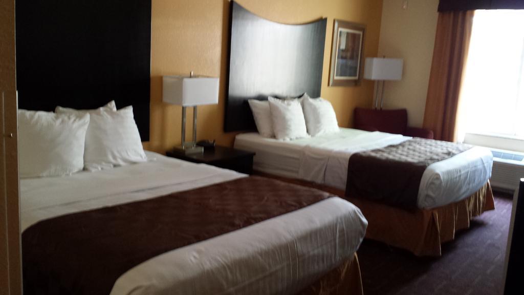 Queen Room with Bathtub - Disability Access/Non-Smoking