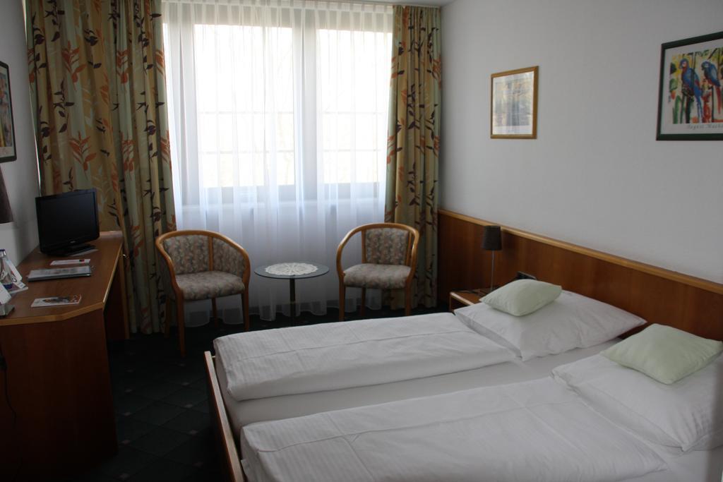 Single Room,380091052:JPEG