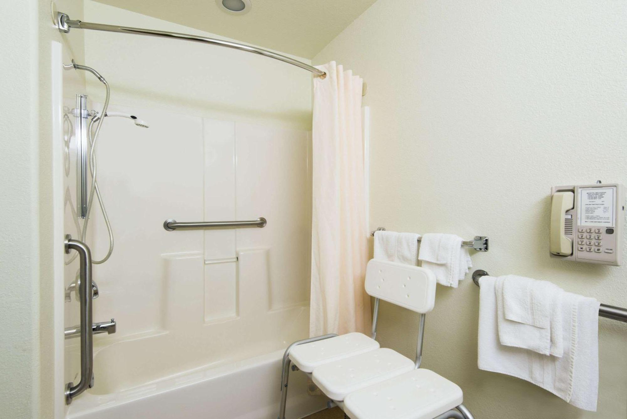 Queen Room with Two Queen Beds and Roll-In Shower - Mobility Accessible/Non-Smoking,692434266:JPEG