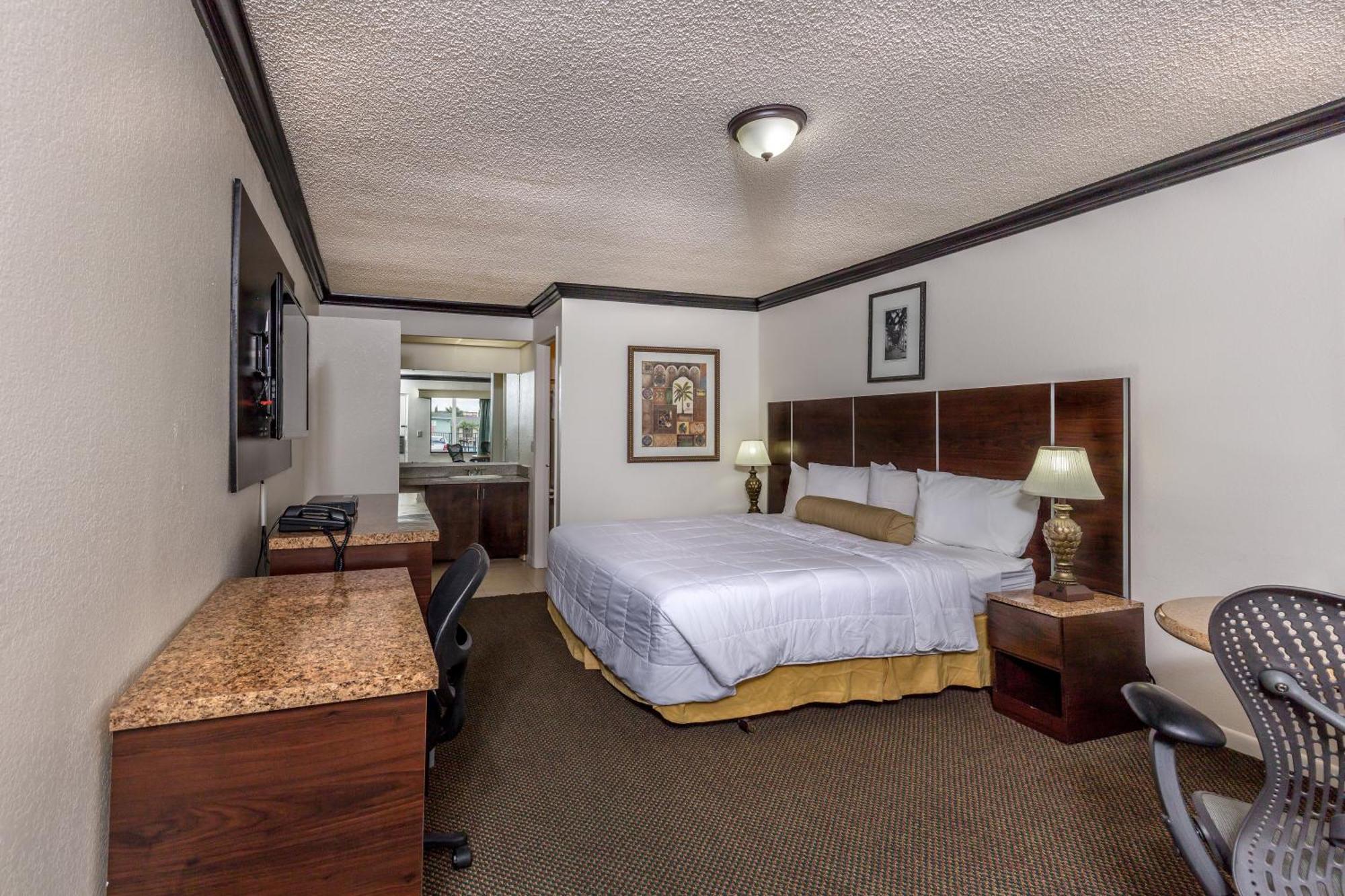 King Room - Disability Access,697748172:JPEG