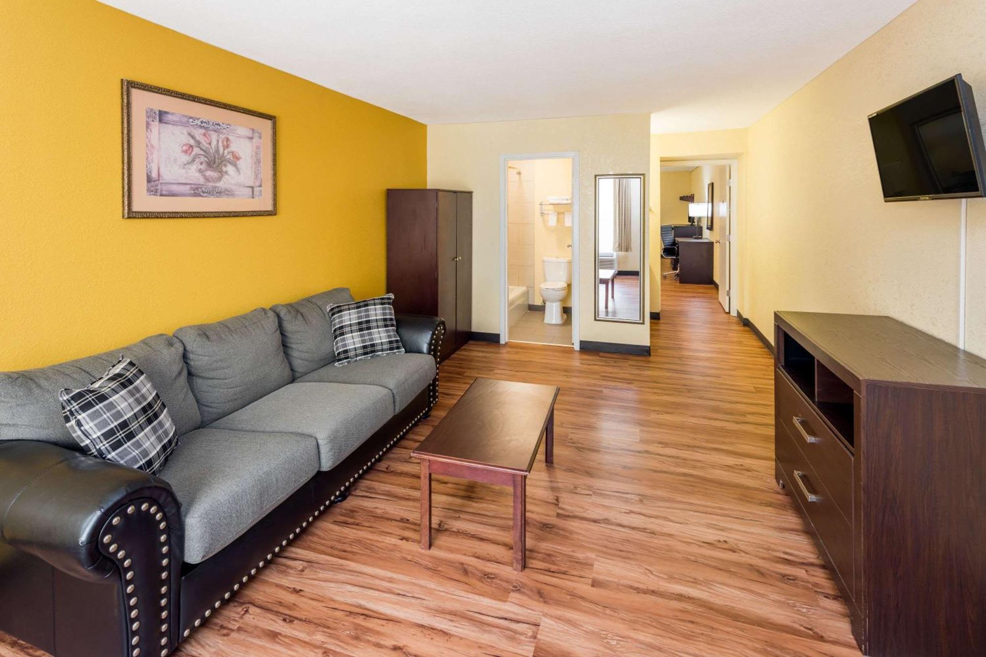 King Suite - Non-Smoking,712867873:JPEG