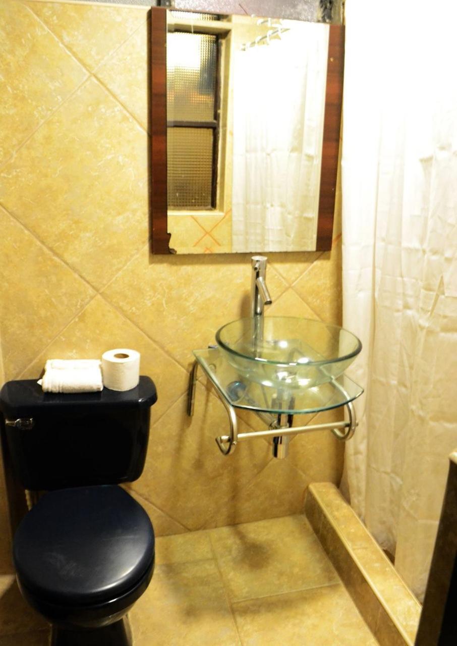 Quarto com 2 Camas de Solteiro e Banheiro Privativo