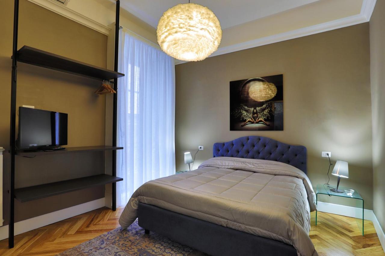 Suite con cama grande y balcón