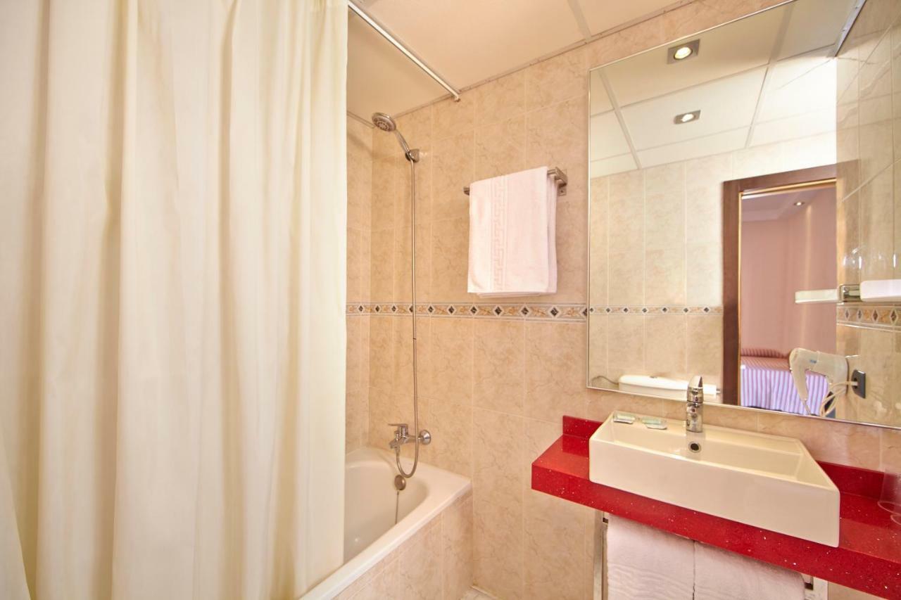 Chambre Double (2 Adultes + 1 Enfant)