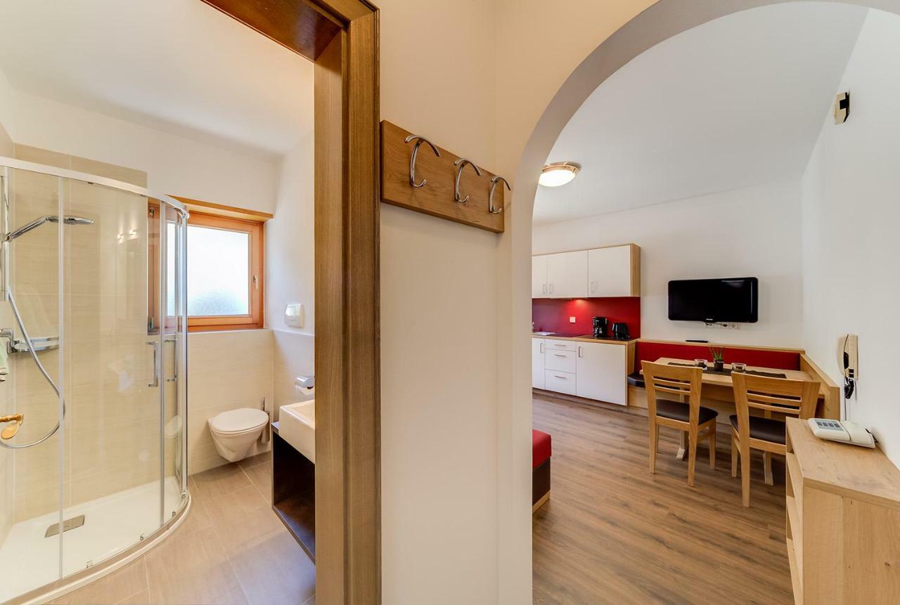 One-Bedroom Apartment with Balcony,818122847:JPEG
