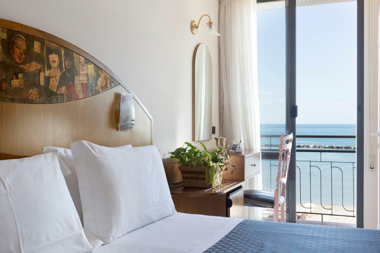 Double or Twin Room Sea View
