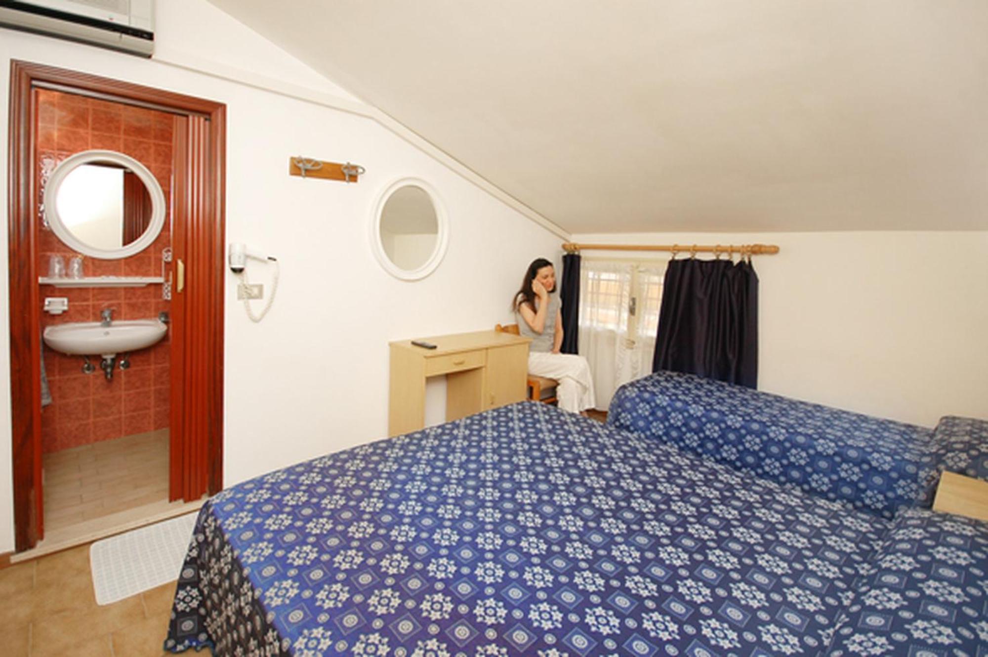 Economy Double Room,832901669:JPEG