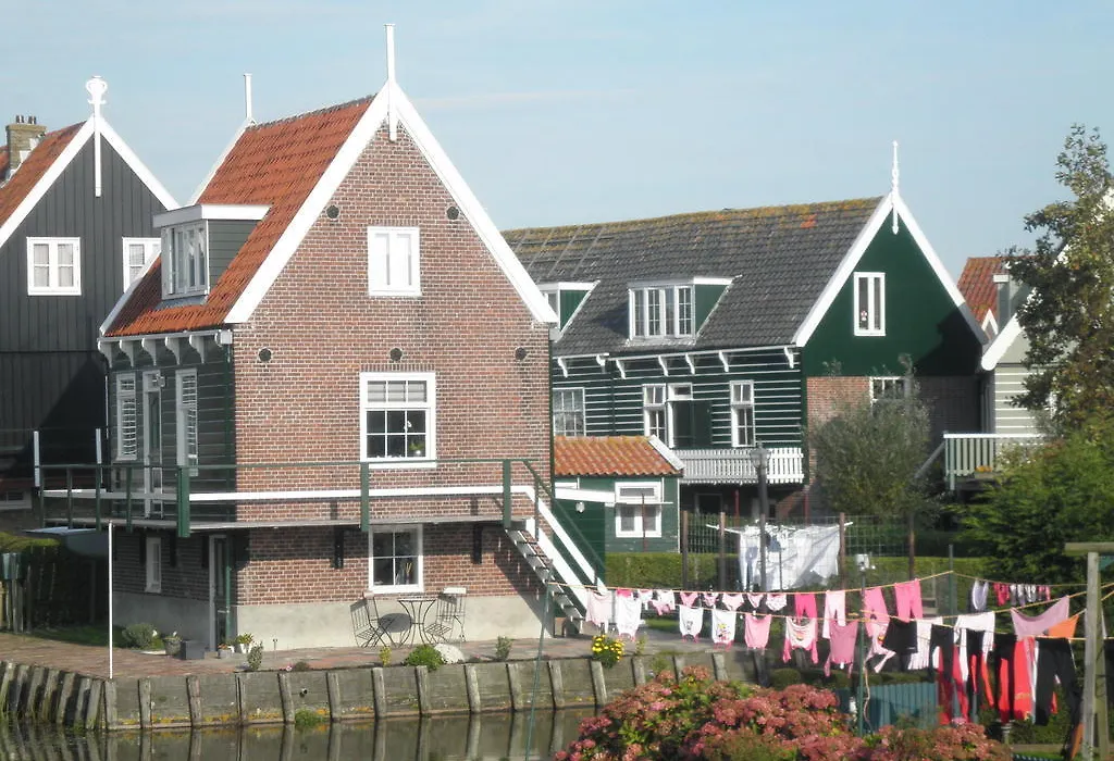 B&B HutSpot-1