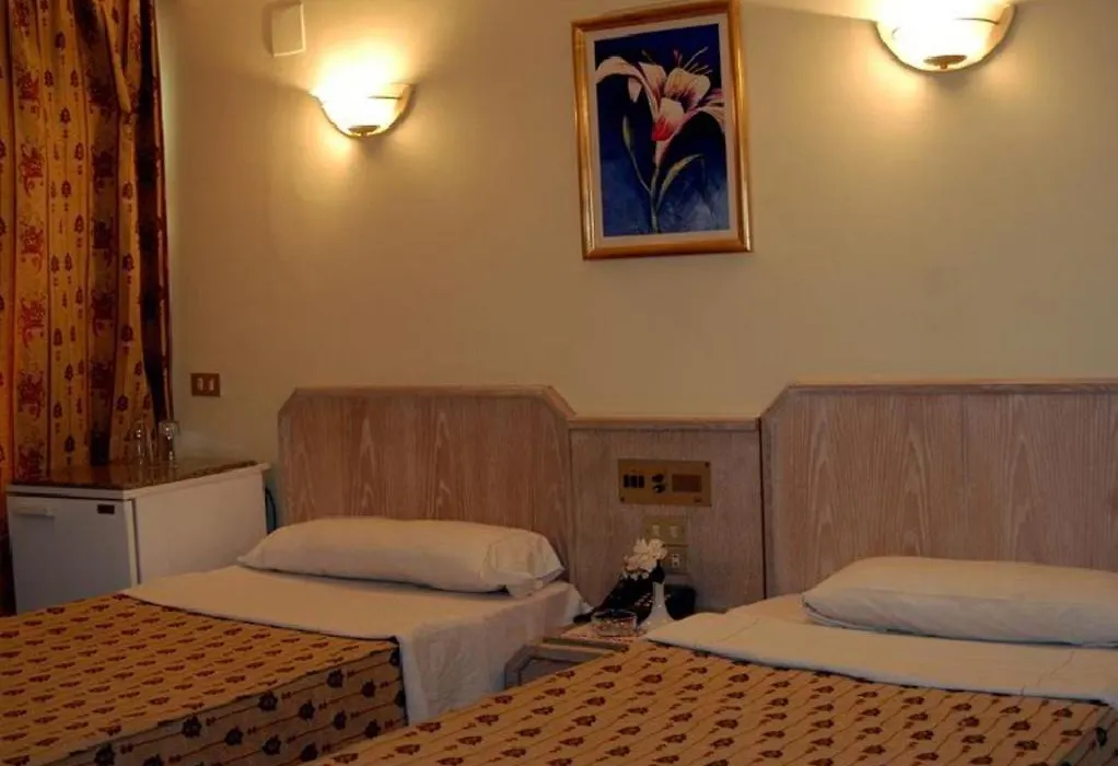Emilio Hotel Luxor-1