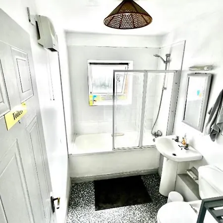 Double Room In A Cozy Shared Apartment, Custom House Harbour Apartments-2