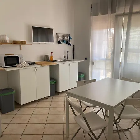 Travelershome 7Metri Ciampino Guesthouse-3